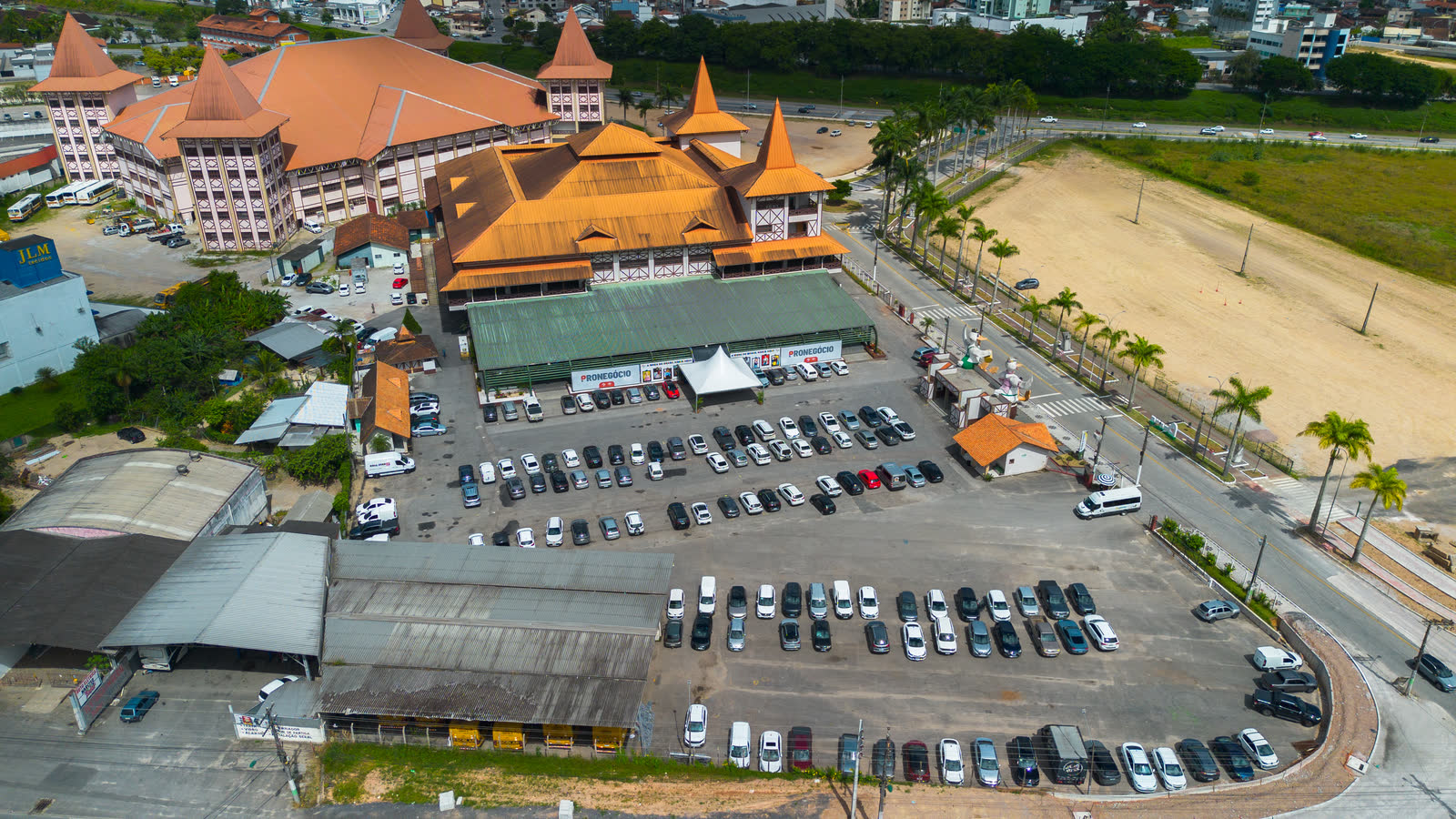 Vista panorâmica do pavilhão da Pronegócio em Brusque